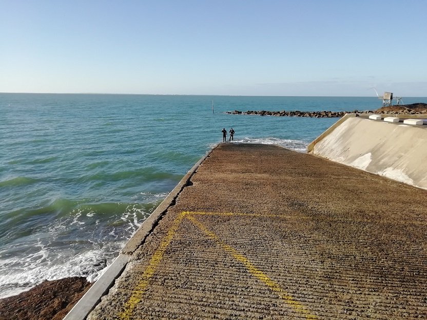 La cale d'accès (avec une petite plage sur la droite pour l'arrivée)