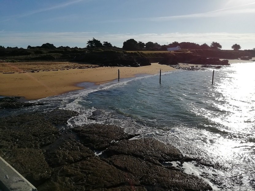 La plage à gauche